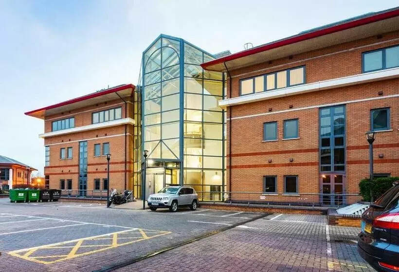 Mondial Apartments At Heathrow