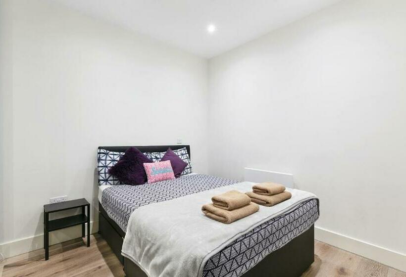 Mondial Apartments At Heathrow