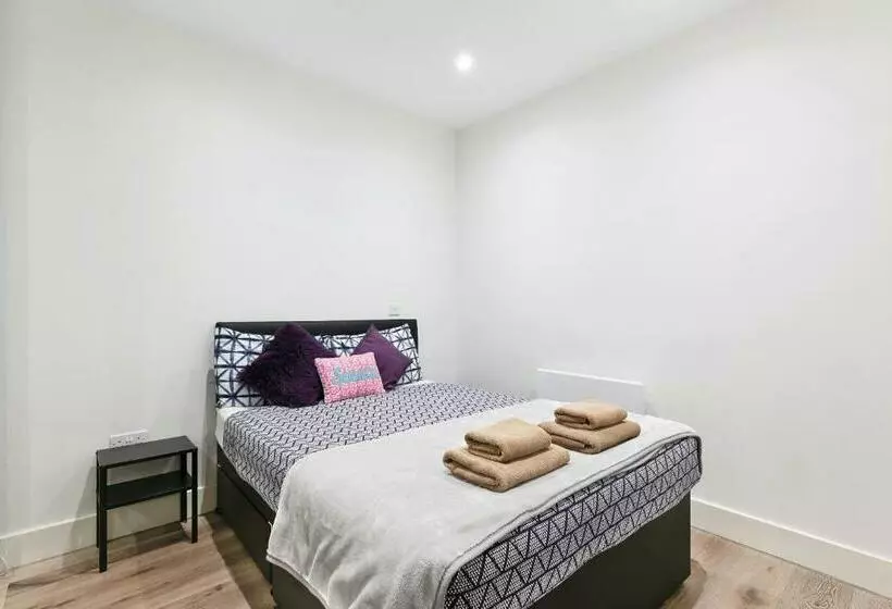 Mondial Apartments At Heathrow