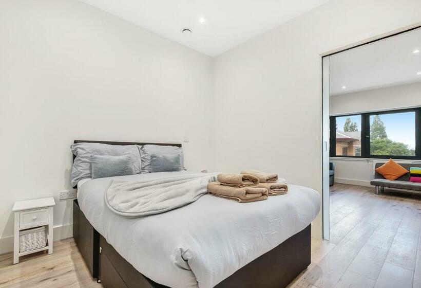 Mondial Apartments At Heathrow