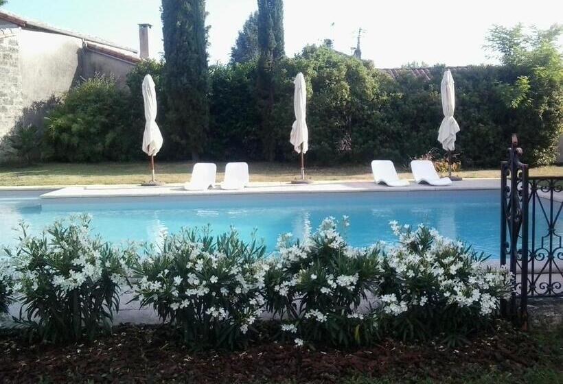 민박 Château De Cauderoue