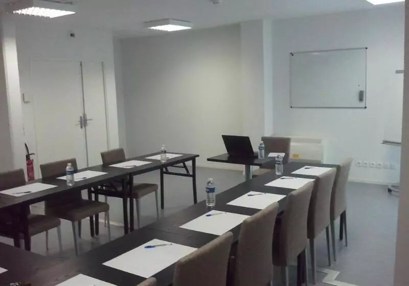 Отель Alezan Hôtel & Résidence