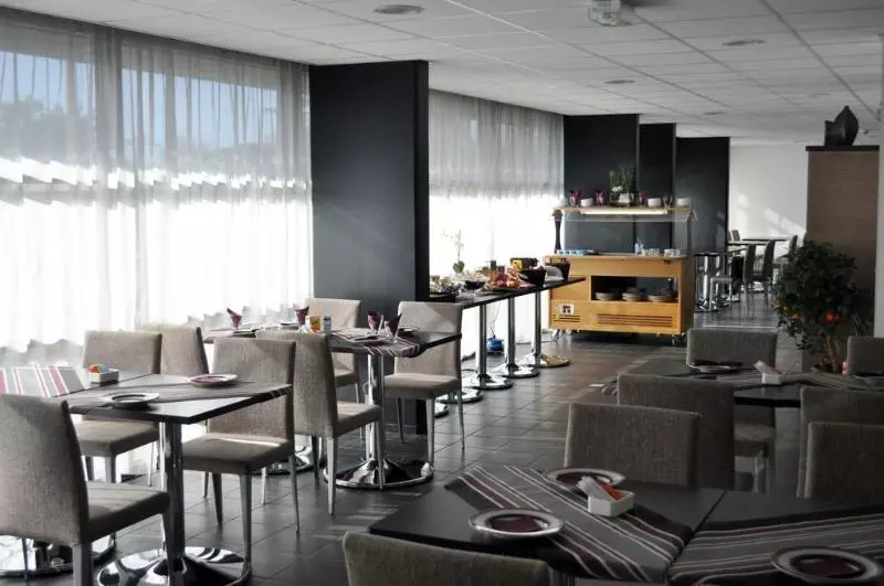 Отель Alezan Hôtel & Résidence