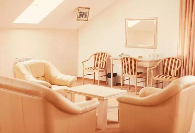 Отель Golden Embankment