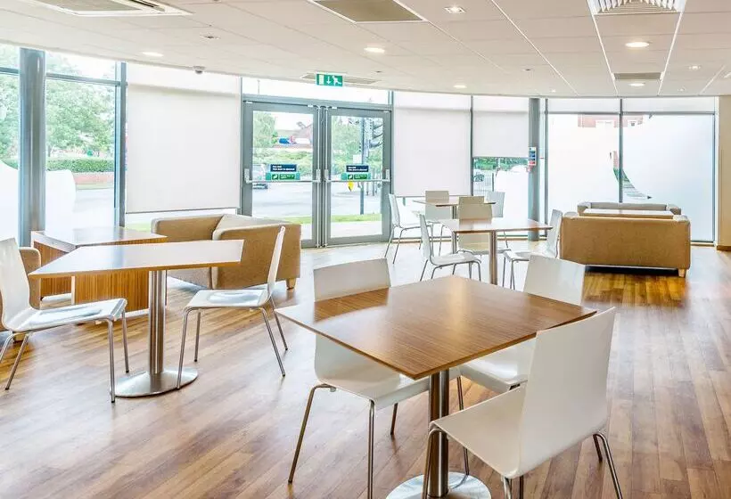 هتل Travelodge Stratford Upon Avon