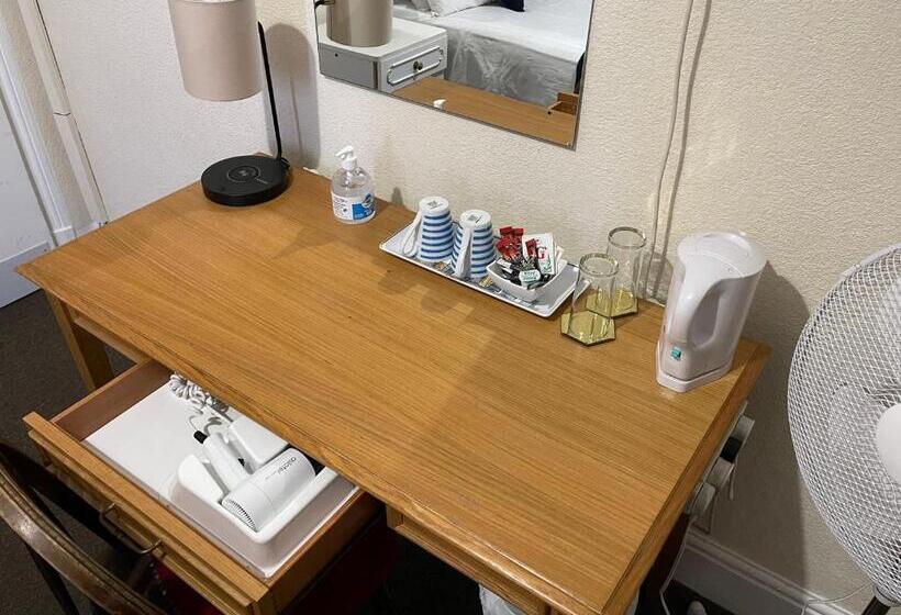 펜션 Victoria House   Self Catering Quiet Guesthouse   Adult Singles And Couples Only