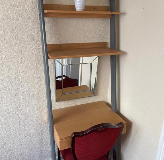 펜션 Victoria House   Self Catering Quiet Guesthouse   Adult Singles And Couples Only