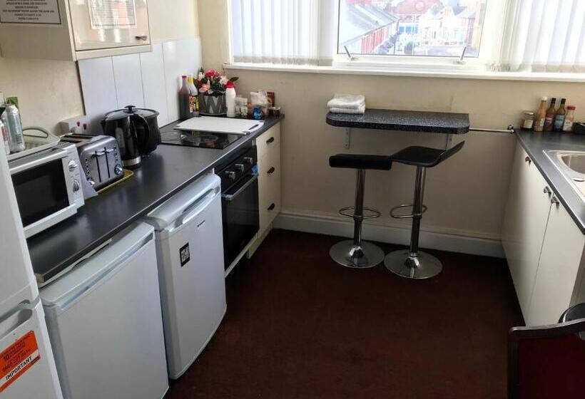 펜션 Victoria House   Self Catering Quiet Guesthouse   Adult Singles And Couples Only