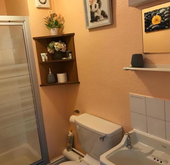 펜션 Victoria House   Self Catering Quiet Guesthouse   Adult Singles And Couples Only