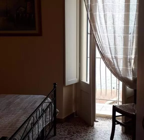 تختخواب و صبحانه L Antico Faro