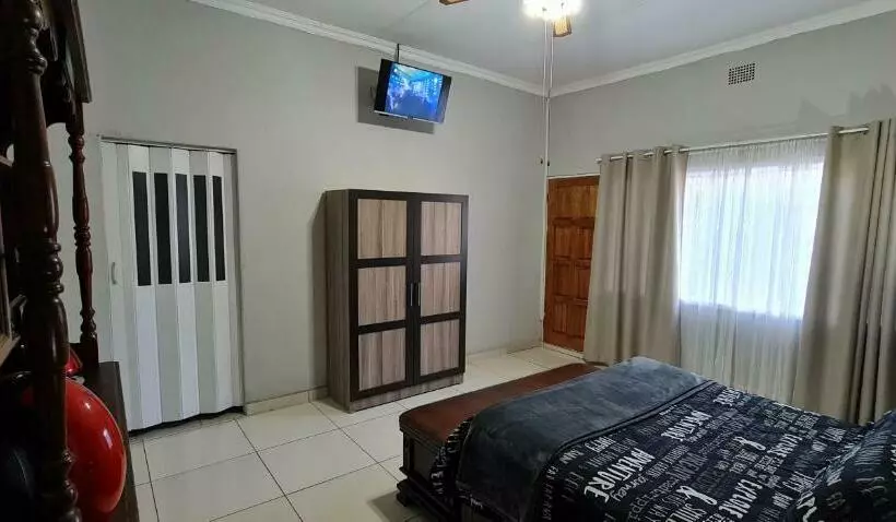 Bed & Breakfast Sleepover @194