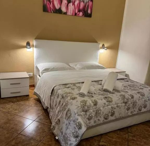 پانسیون Crown Guest House