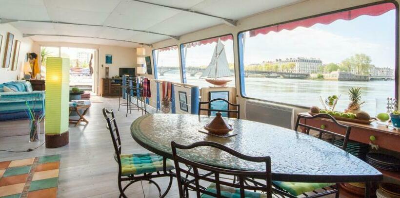 펜션 Péniche Djebelle