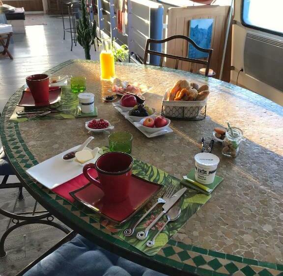 펜션 Péniche Djebelle