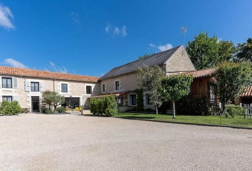 ベッドアンドブレックファースト Au Logis De Bellefois   Chambres D Hôtes