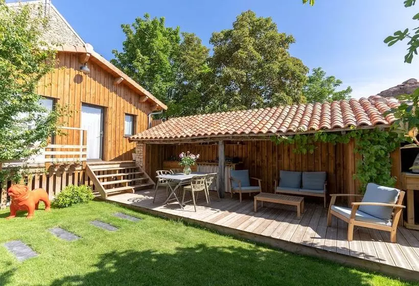 ベッドアンドブレックファースト Au Logis De Bellefois   Chambres D Hôtes