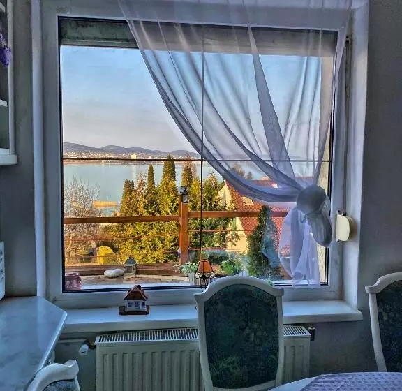 تختخواب و صبحانه Villa Borostyán