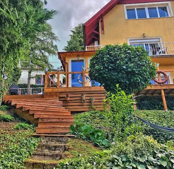 تختخواب و صبحانه Villa Borostyán