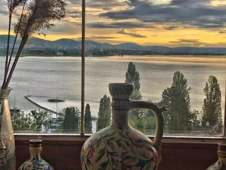 تختخواب و صبحانه Villa Borostyán