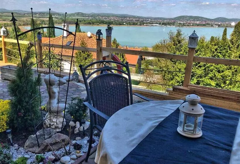 تختخواب و صبحانه Villa Borostyán