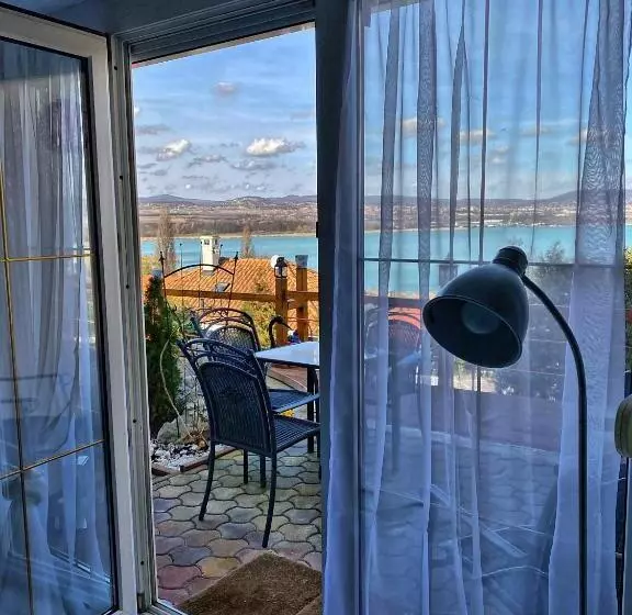 تختخواب و صبحانه Villa Borostyán