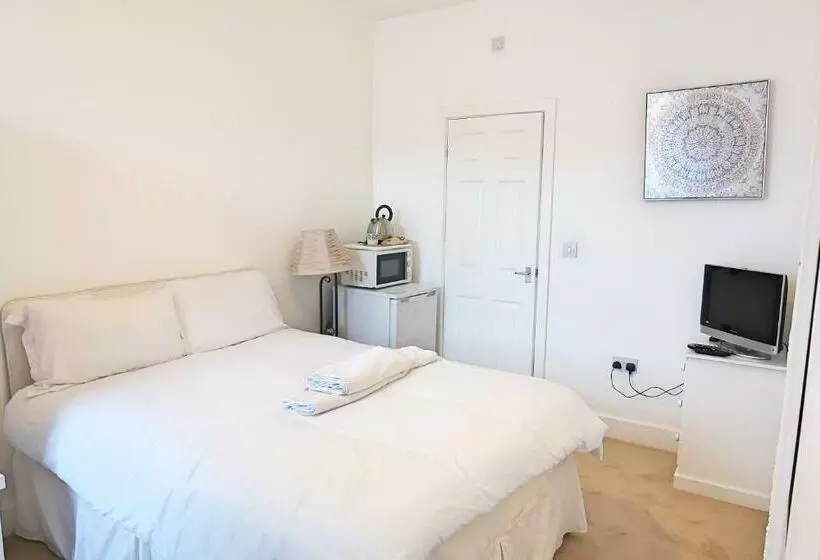 Majatalo Whitburn Guest House About 7 Mins Walk To The City Free Internet Tv