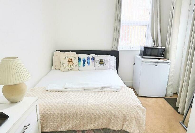 膳宿费 Whitburn Guest House About 7 Mins Walk To The City Free Internet Tv