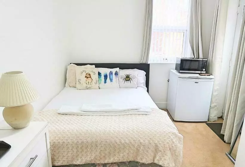 Majatalo Whitburn Guest House About 7 Mins Walk To The City Free Internet Tv