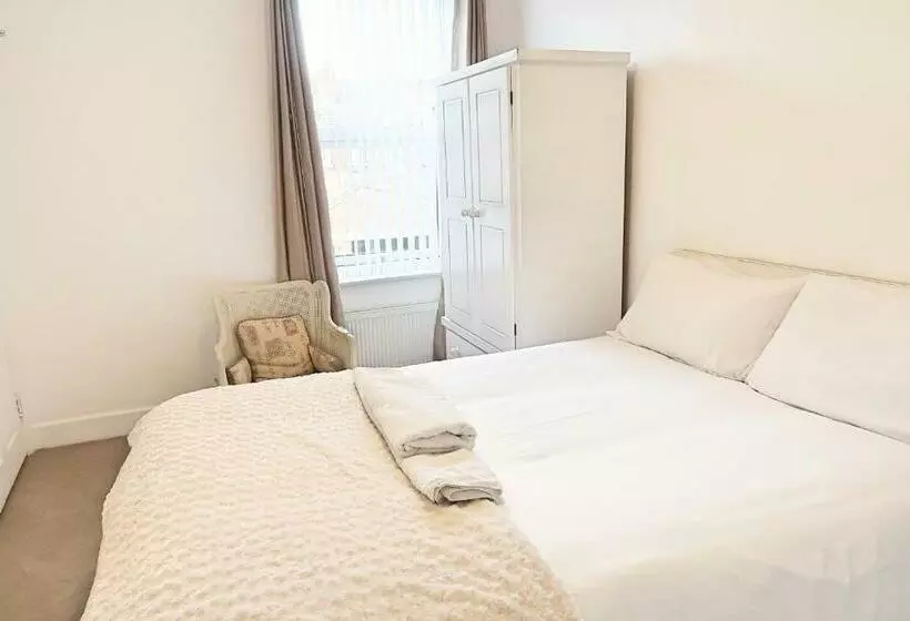 Majatalo Whitburn Guest House About 7 Mins Walk To The City Free Internet Tv