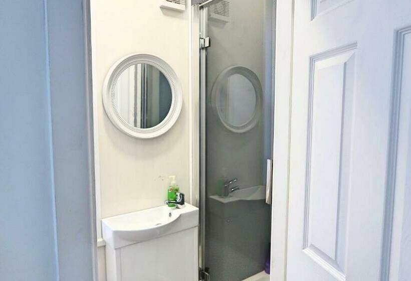 膳宿费 Whitburn Guest House About 7 Mins Walk To The City Free Internet Tv