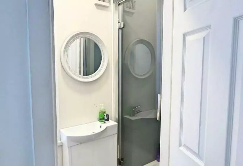 Majatalo Whitburn Guest House About 7 Mins Walk To The City Free Internet Tv