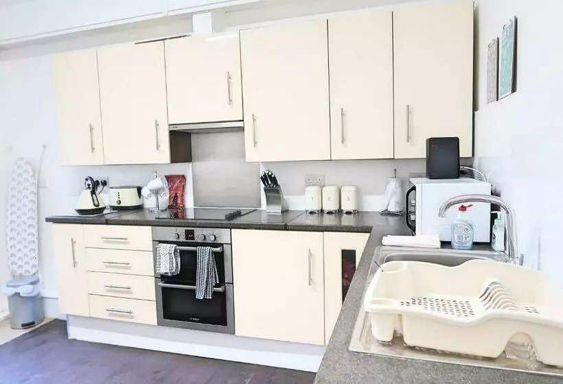 Majatalo Whitburn Guest House About 7 Mins Walk To The City Free Internet Tv