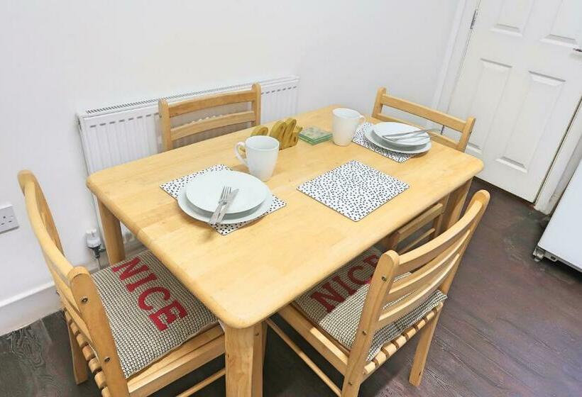 膳宿费 Whitburn Guest House About 7 Mins Walk To The City Free Internet Tv