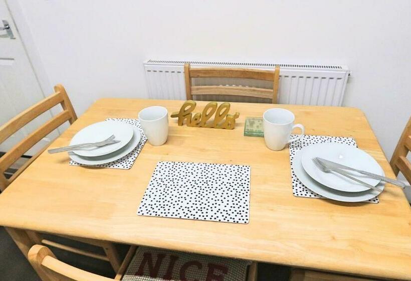 膳宿费 Whitburn Guest House About 7 Mins Walk To The City Free Internet Tv
