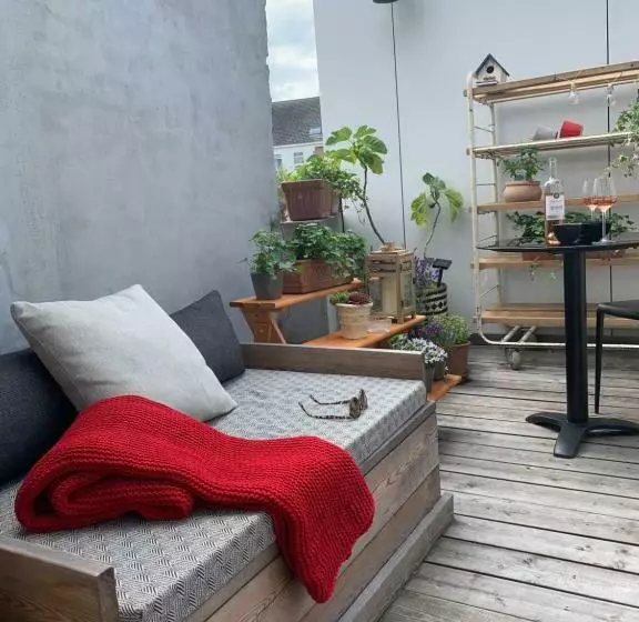 تختخواب و صبحانه Violet Suites