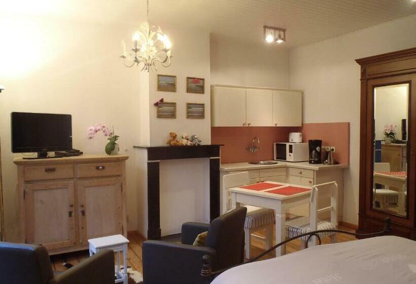 Пансион Knokke Guestroom Charming Room In Knokke City Center Is Pet Friendly!