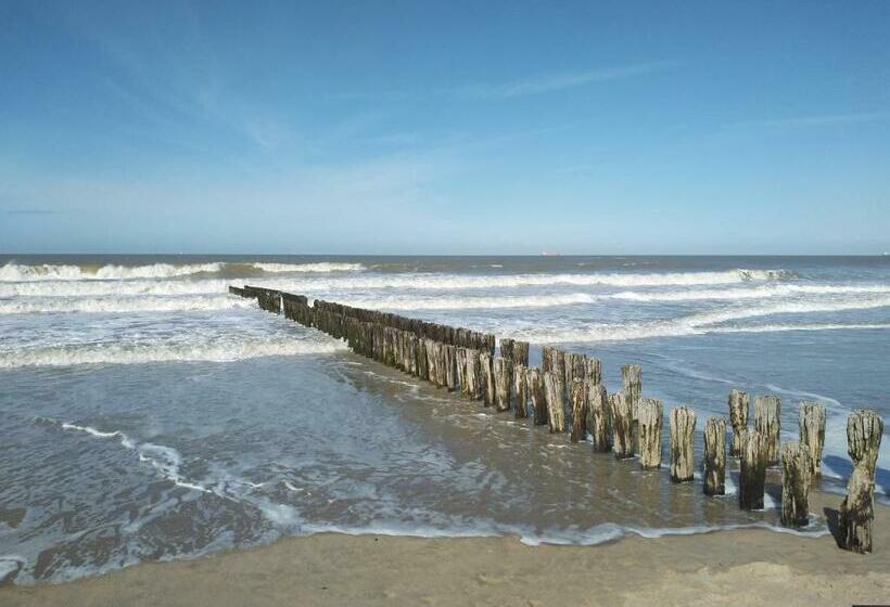 Пансион Knokke Guestroom Charming Room In Knokke City Center Is Pet Friendly!