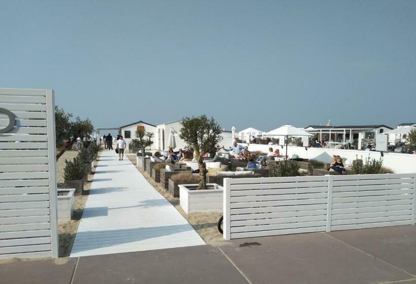 Пансион Knokke Guestroom Charming Room In Knokke City Center Is Pet Friendly!