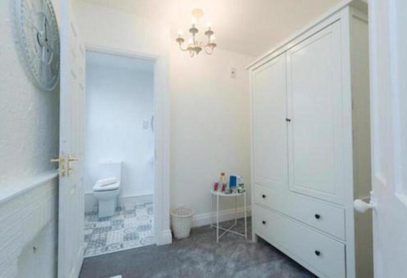 بنسيون The Blackwater Suite