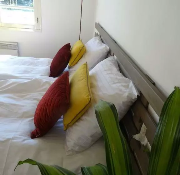 تختخواب و صبحانه Auberge Bonbeaujoli