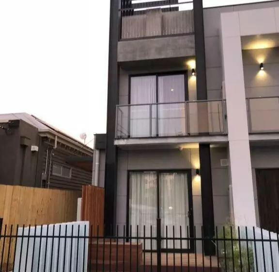 Timber Door Luxury Accommodation Geelong