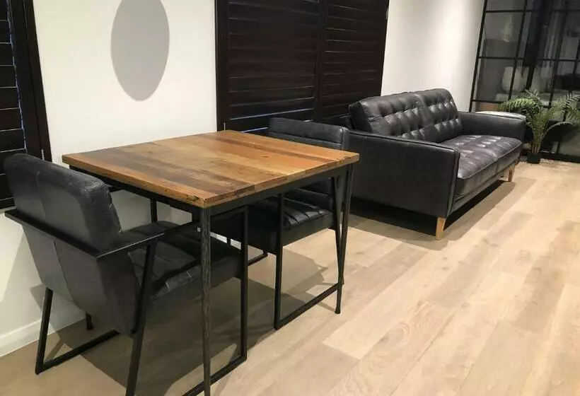 Timber Door Luxury Accommodation Geelong