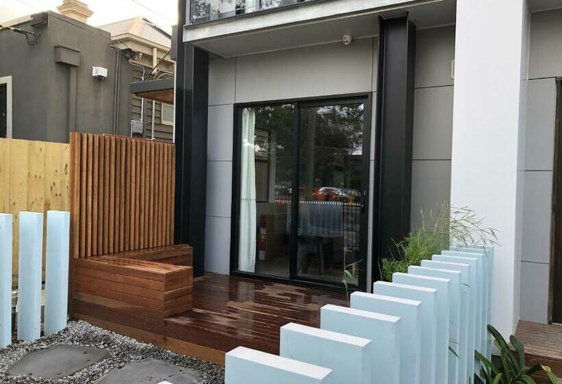 Timber Door Luxury Accommodation Geelong