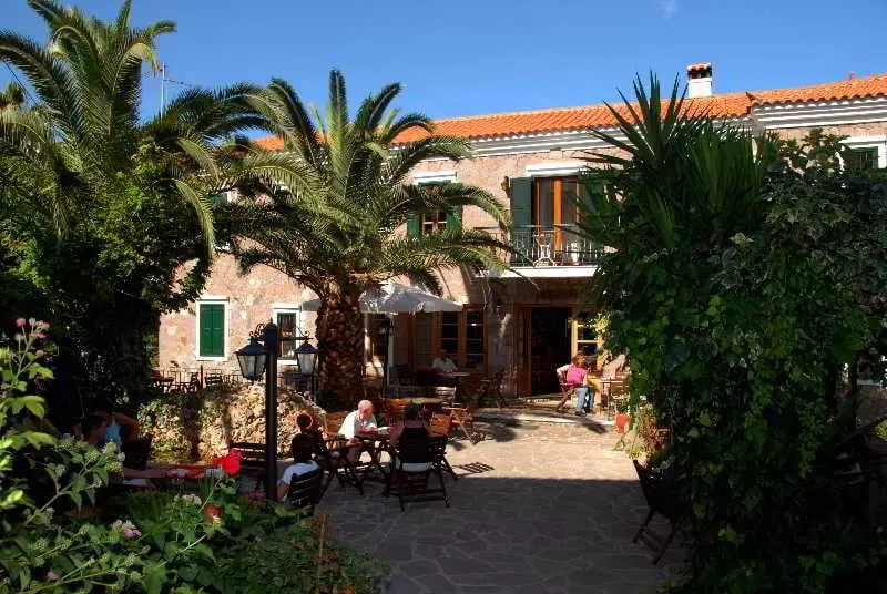 Adonis Hotel & Studios