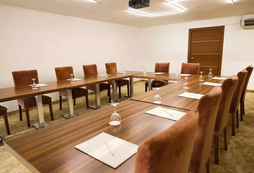 هتل The Corner Park