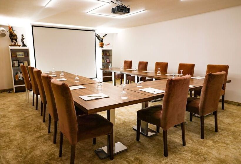 هتل The Corner Park