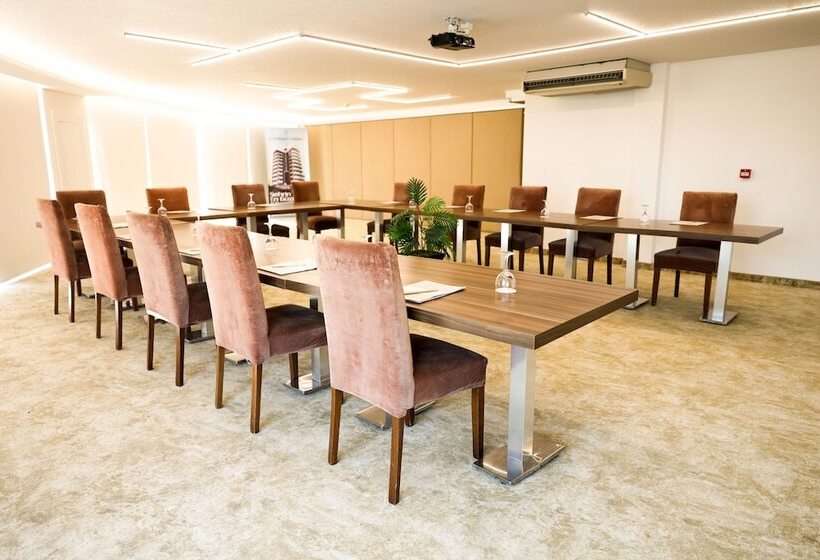 هتل The Corner Park