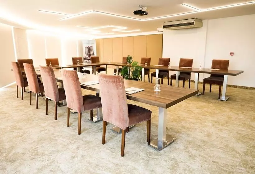 هتل The Corner Park