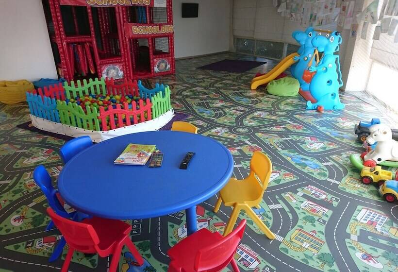 هتل The Corner Park