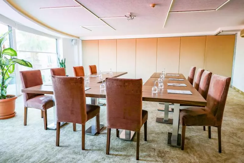 هتل The Corner Park